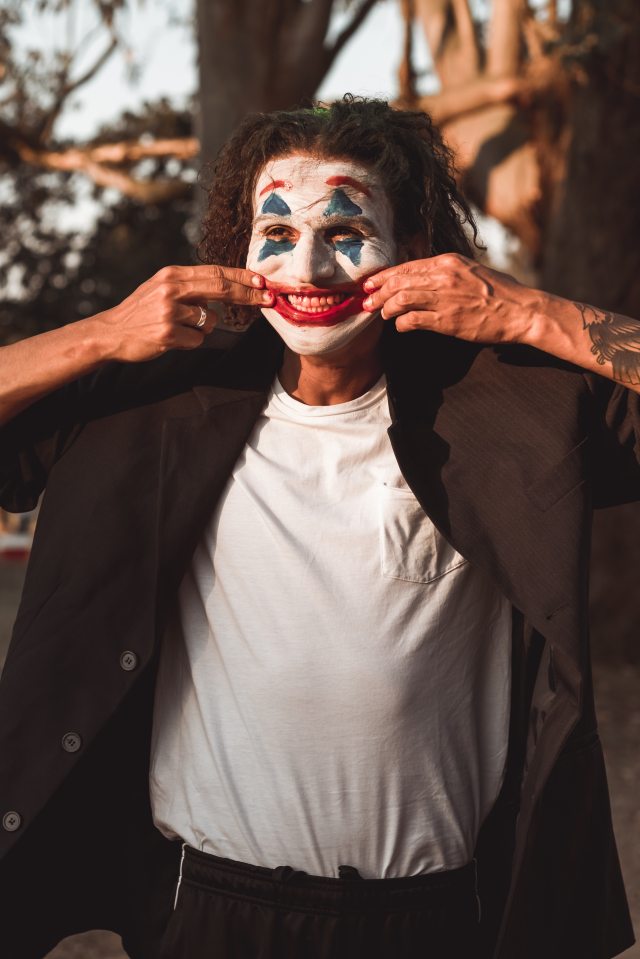 clown-stretching-his-mouth-3078402