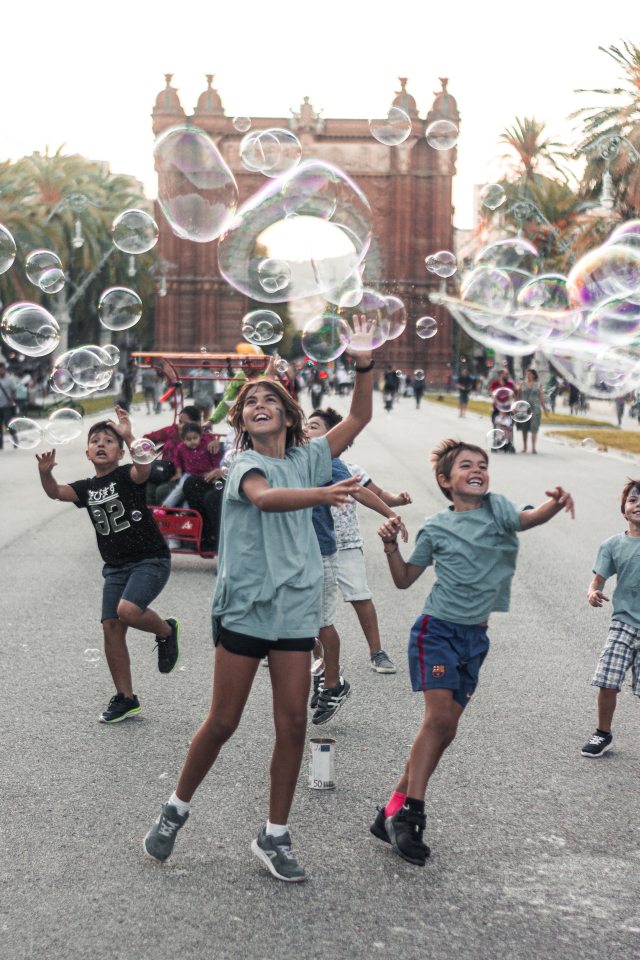 children-playing-bubbles-2914265